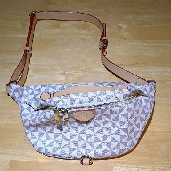 Geometric Pattern Crossbody Bag - Picture 1 of 6